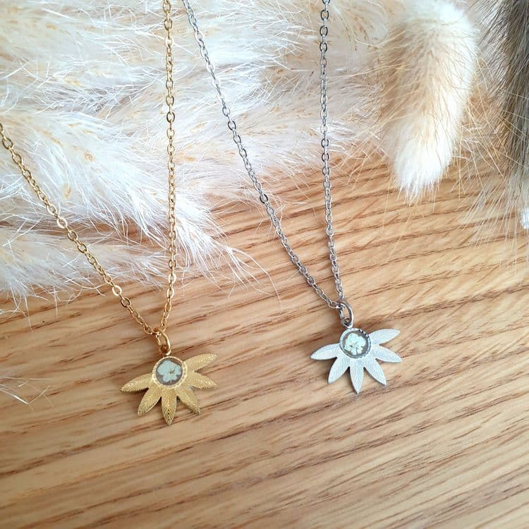 Collier feuillage et fleur de dentelle doré ou argenté